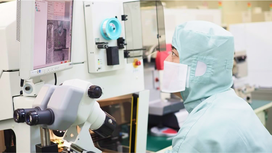 半導体の装置を操作している画像