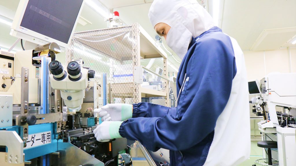 半導体装置のメンテナンスをしている画像