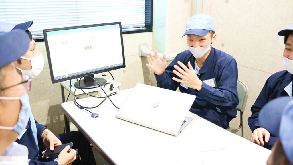 打ち合わせをしている状況の画像