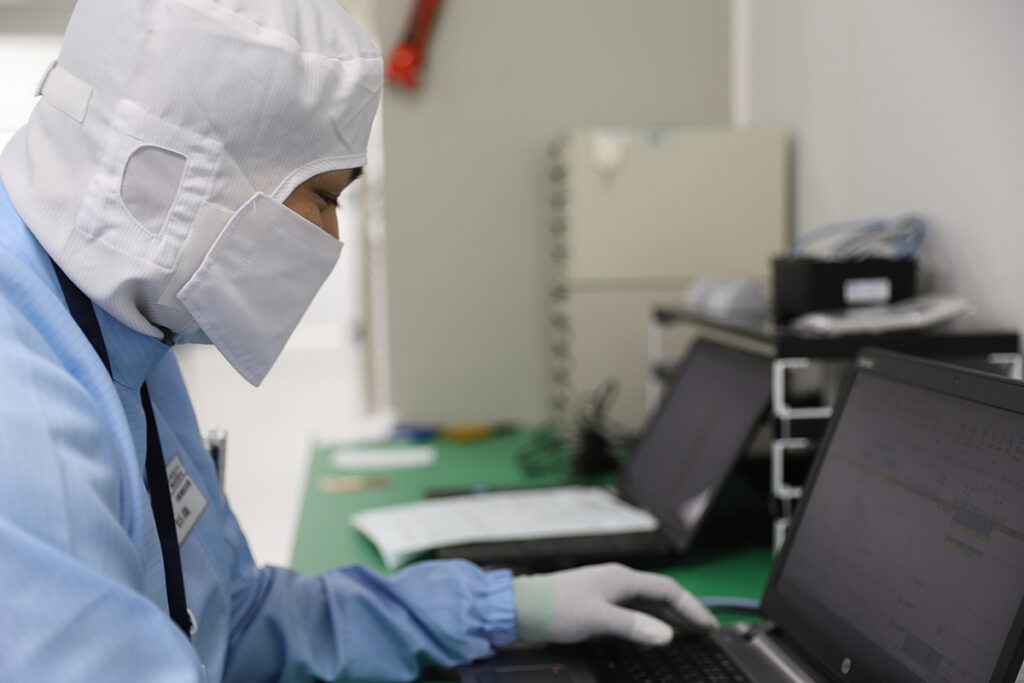 パソコン操作をしている画像