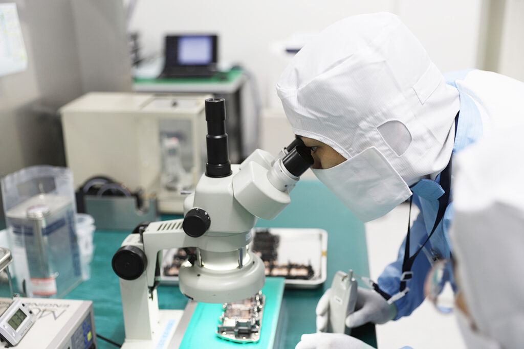 顕微鏡を覗いている画像