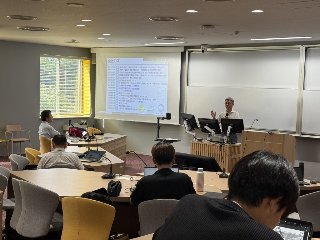 講義をしている様子の画像