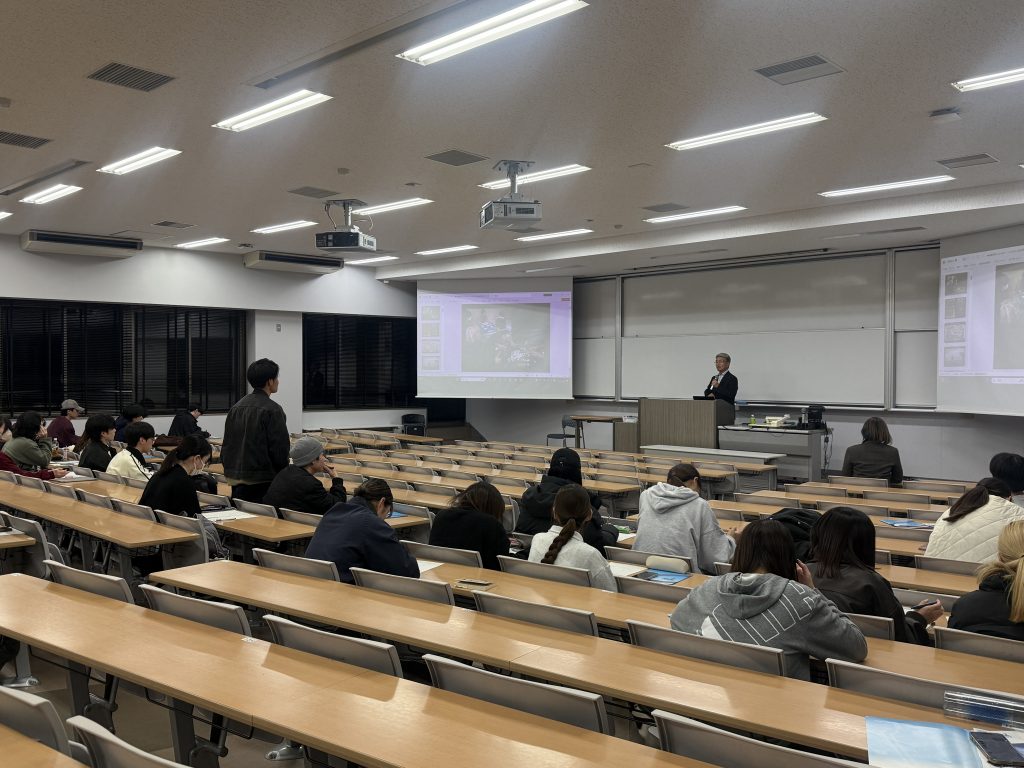 学生が代表に質問をしている様子の画像